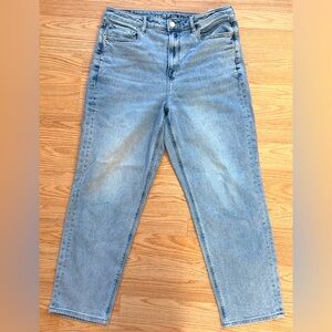 American Eagle Stretch Mom Straight Jean
Light Blue Wash Size 14